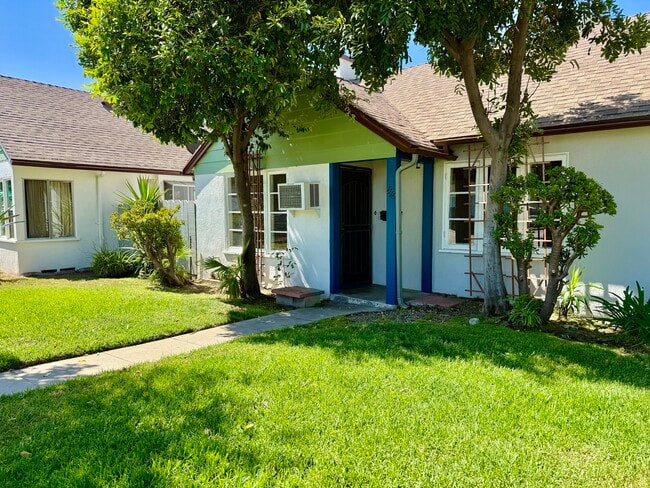 Foto del edificio - 1116 E Glenoaks Blvd