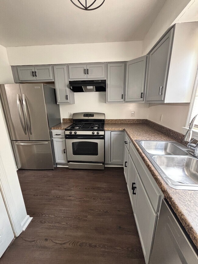 Foto del edificio - 4698 Shumate Dr