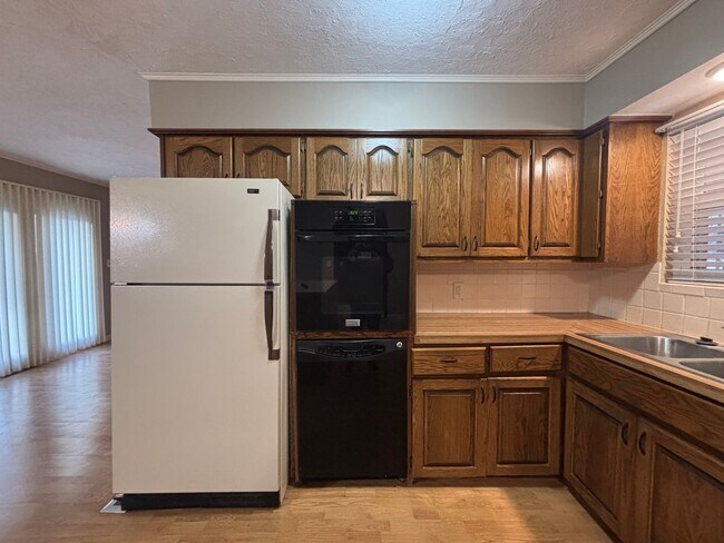Building Photo - Beautiful 3 bedroom 2 full bath 2 car garage