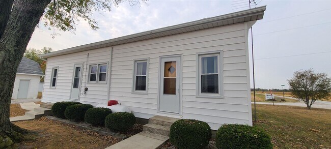 Building Photo - 508 E County Rd 400 S