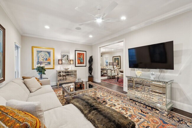 Building Photo - STUNNING 3-BEDROOM ALAMO HEIGHTS TOWNHOME