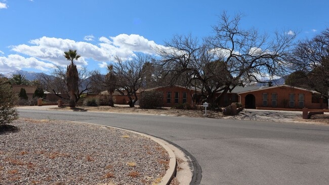 Building Photo - 1810 Town and Country Dr