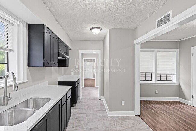 Foto del edificio - 4051 Auburn Rd