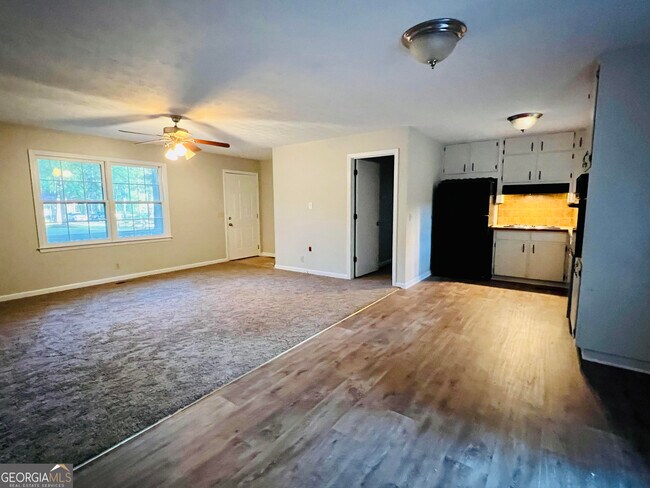 Building Photo - 596 Phillips Dr