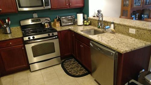 Building Photo - 350 W Elm St