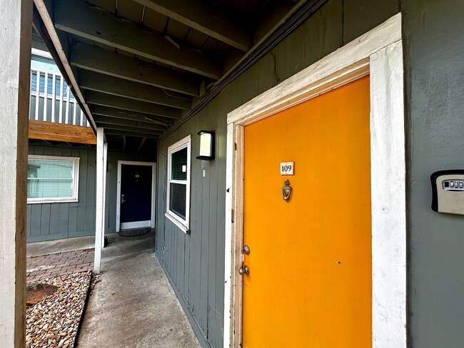 Building Photo - 2401 Manor Rd