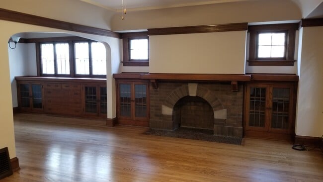 Living/Dining room. - 1522 E Marion St