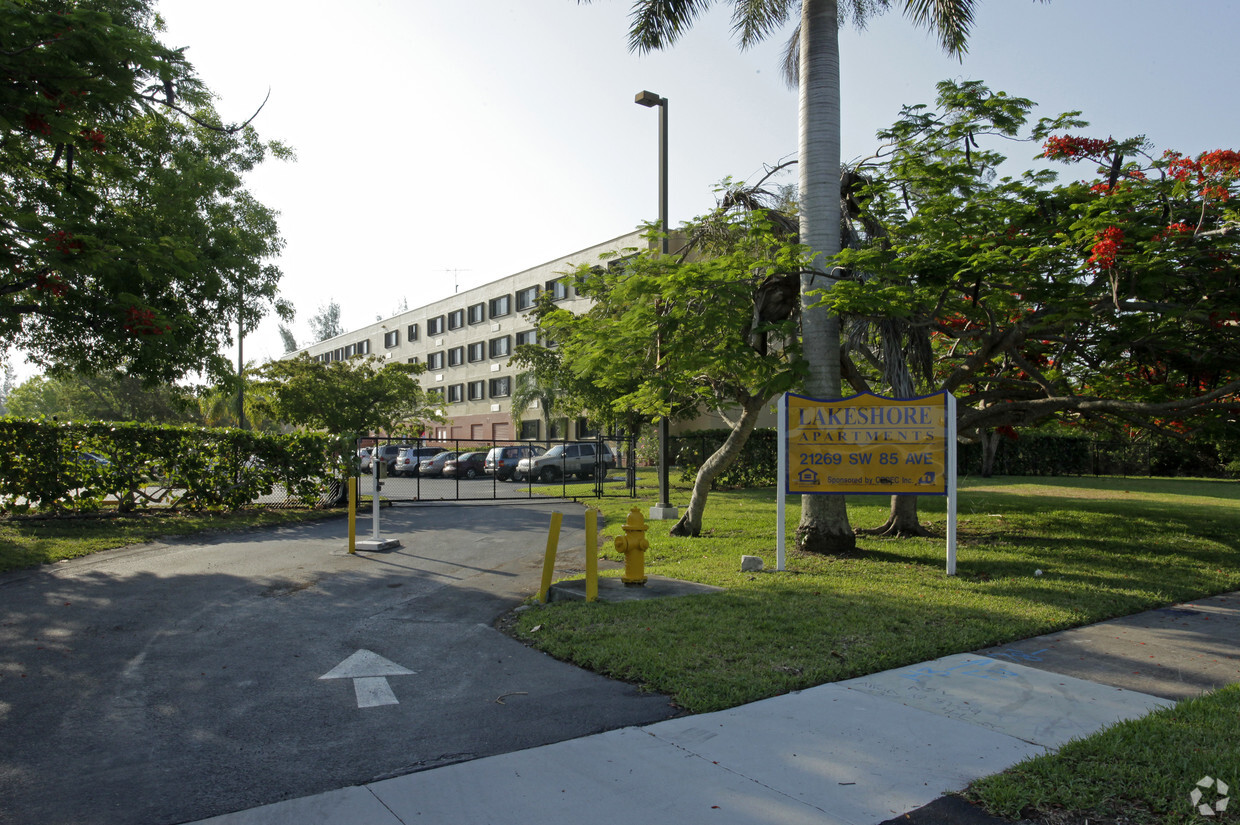 Building Photo - Lakeshore Apartments