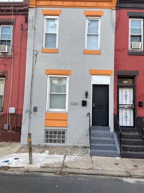 Building Photo - 1226 W Oakdale St
