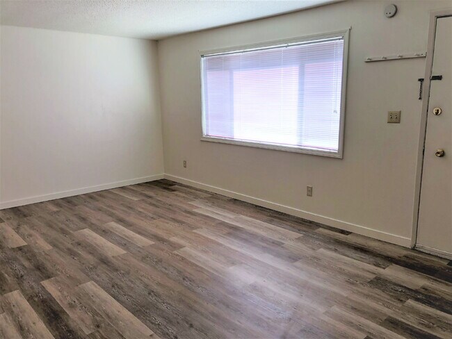 Foto del edificio - Lower level duplex AVAILABLE NOW!