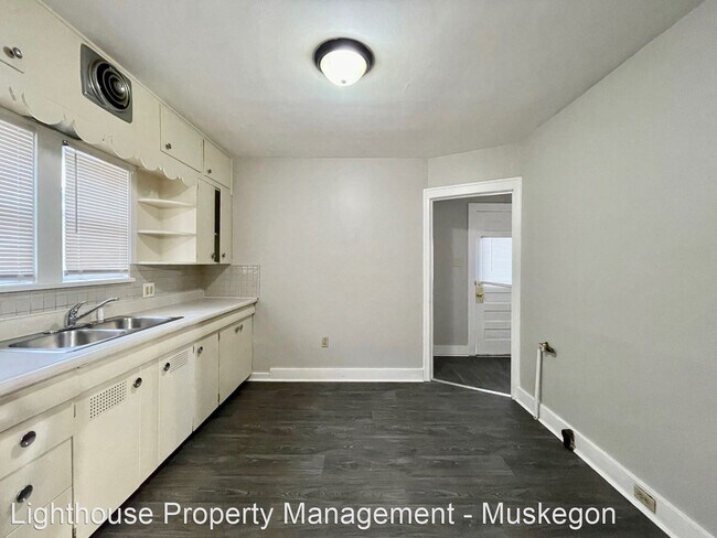 Building Photo - 3 br, 1 bath House - 990 E Isabella Ave