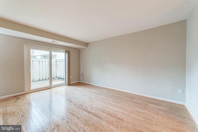 Foto del edificio - 7938 Bentley Village Dr