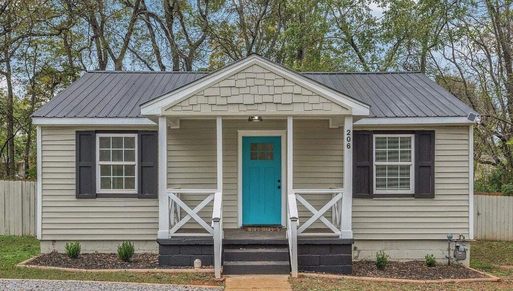 Primary Photo - 206 Delaware Cir NW
