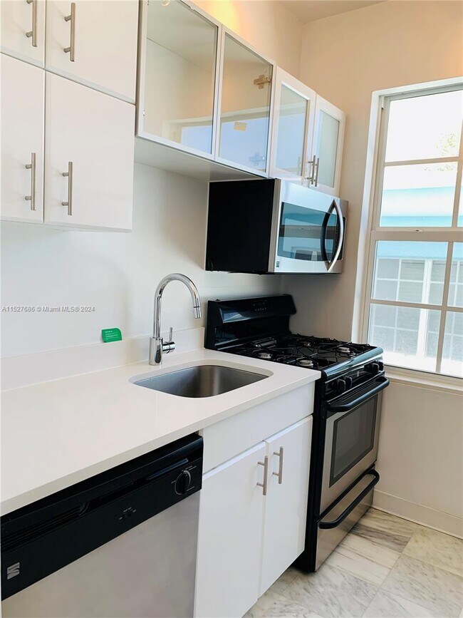 Foto del edificio - 2840 Pine Tree Dr