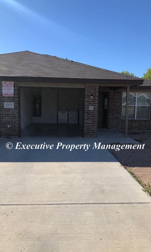 Primary Photo - 1208 Westview Dr