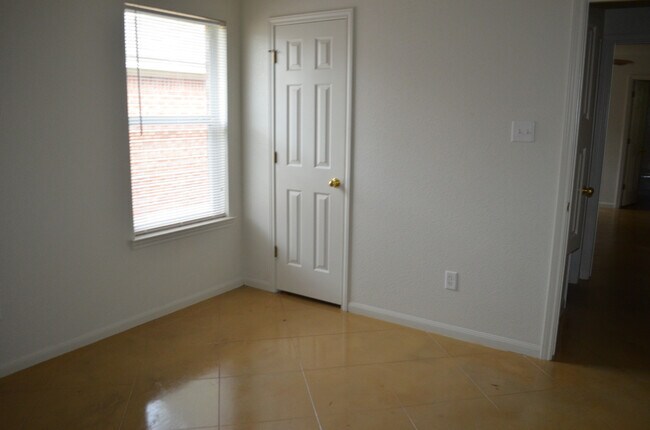 Foto del edificio - 930 Rosewood Dr