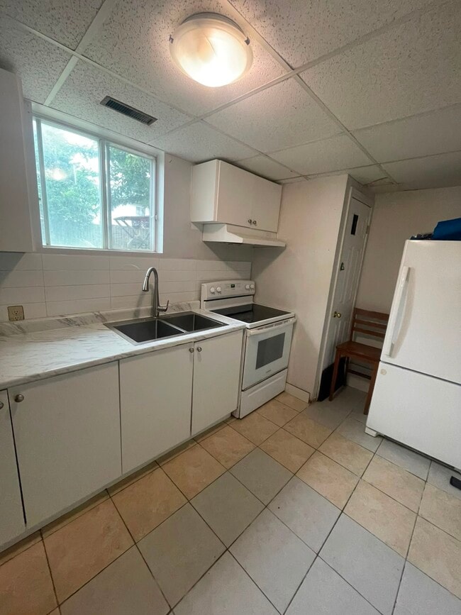 Building Photo - 501 Thorndale Dr