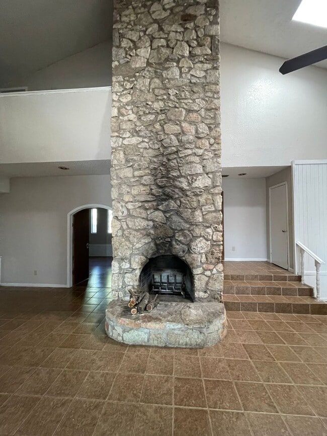 Building Photo - Spacious & Affordable Home for Lease on Go...