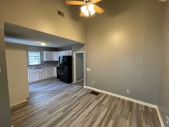 Foto del edificio - Huge NW Side 5 Bedroom Home!