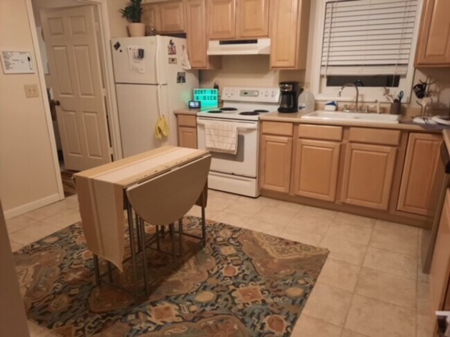 Foto del edificio - 118 Elles Ave Apt A.