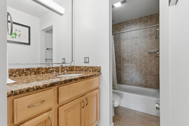 Foto del edificio - 1 Bed • 1 Bath Apartment with Balcony & Parking – Prime Oakland Location