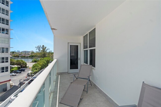 Building Photo - 5001 Collins Ave