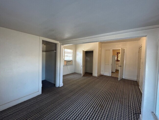 Foto del edificio - 3 bed, 1 bath, backyard