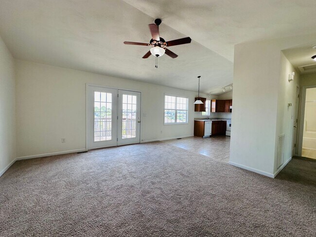 Foto del edificio - 4 Bedroom 2.5 Bath House with 1 Car Garage