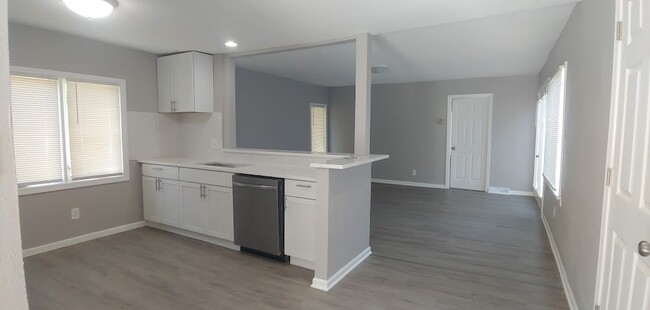 Building Photo - 611 E Sumner St