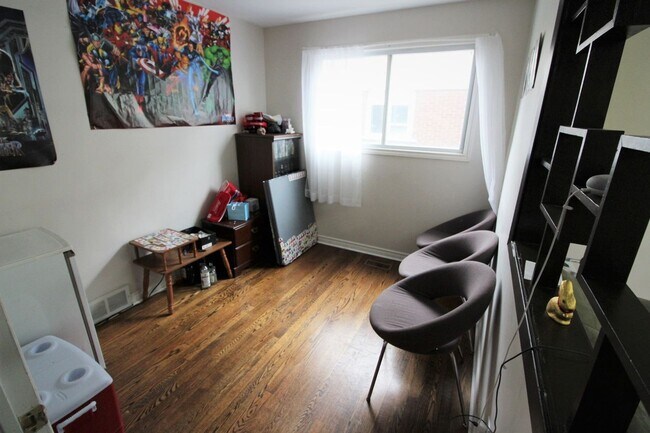 Building Photo - 983 Eiffel Av