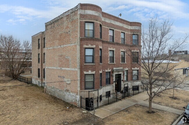 Building Photo - 5037 S Prairie Ave
