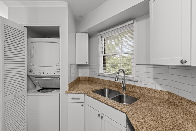 Building Photo - Prime Norfolk Living -2 Bed, 2.5 Bath Near Colley Ave & Naval Station!