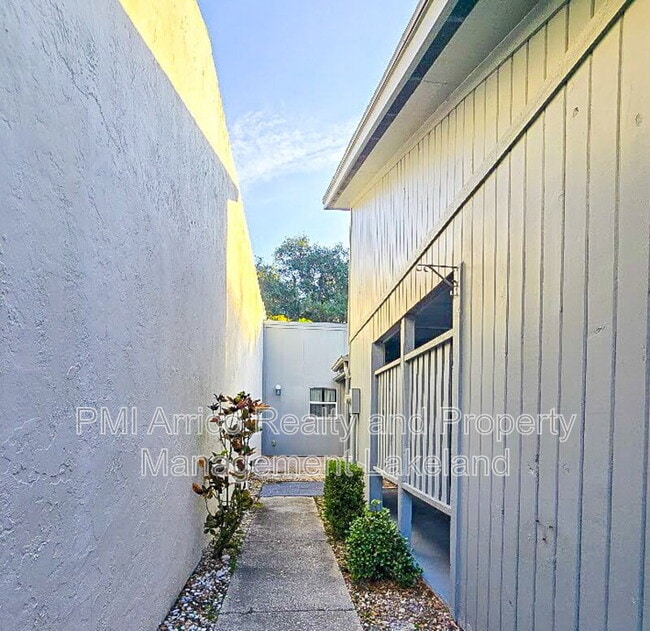 Foto del edificio - 6576 Sweetbriar Ln