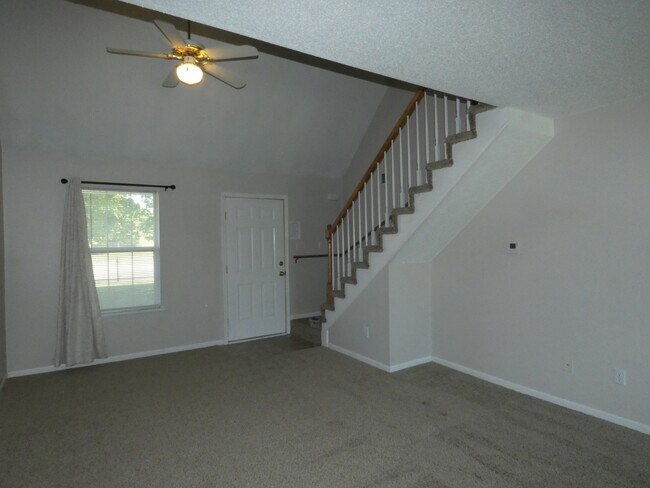 Foto del edificio - 833 Spring Ct
