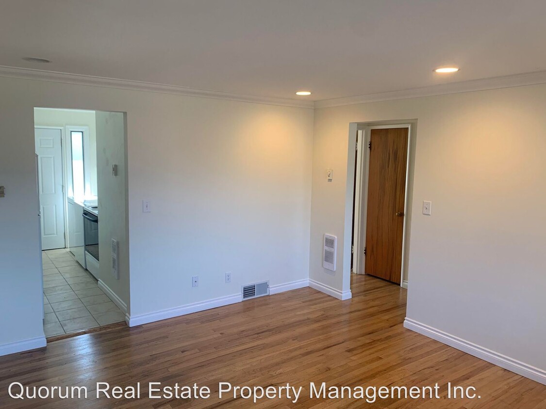 Foto principal - 8353 16th Ave NW