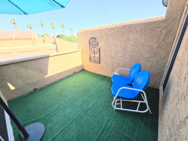 Building Photo - Beautiful two story, 3 bed, 1 full bath, 2...