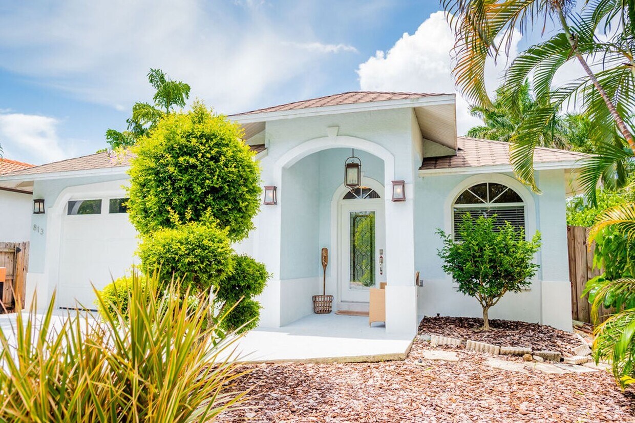 Primary Photo - ** WEEKLY RENTALS, STUNNING HEATED POOL HO...