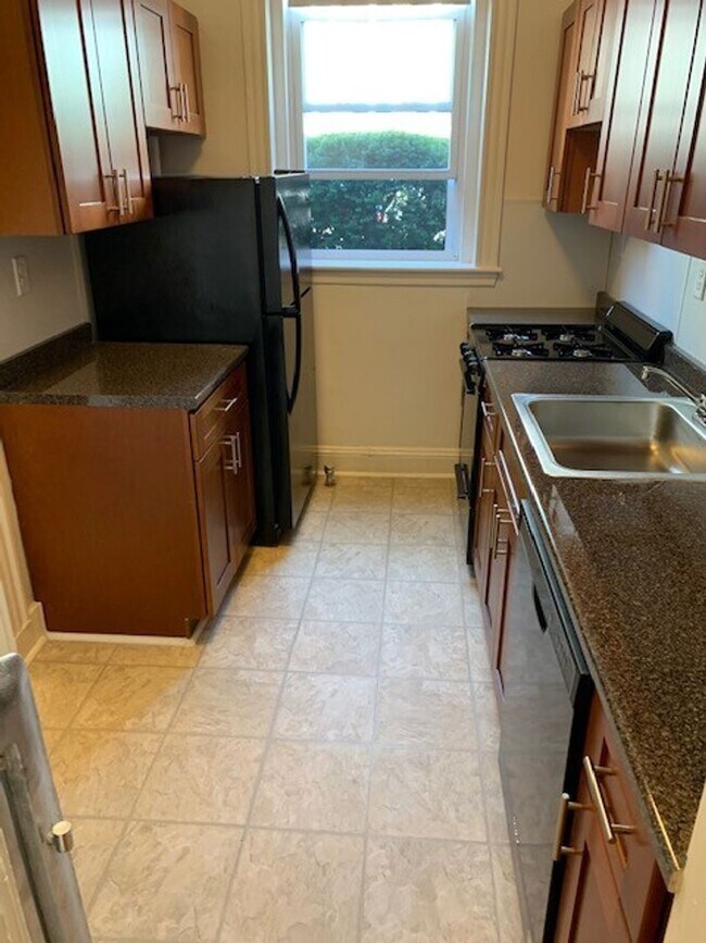 Foto del edificio - 9/1 NO FEE! Spacious 2BR in elevator building, reno. kitchen