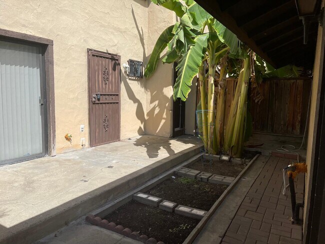 Foto del edificio - 4975 E Butler Ave