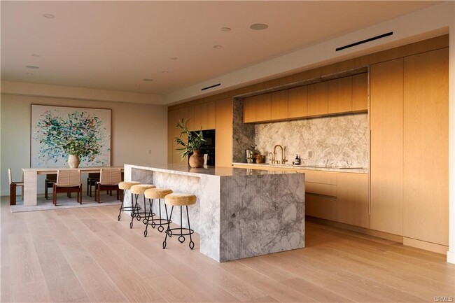 Building Photo - 838 N Doheny Dr