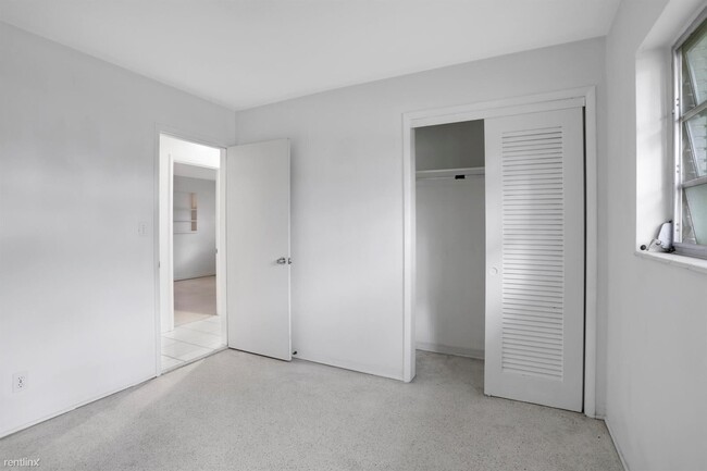 Building Photo - 3 br, 2.5 bath House - 4430 NE 16th Ter