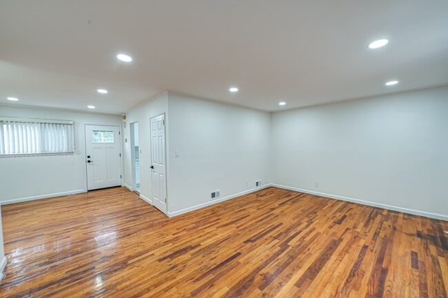 Building Photo - 10 Gerhard Rd