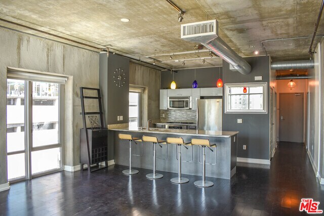 Building Photo - 645 W 9th St