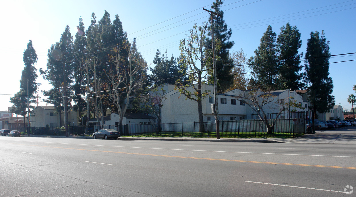 Woodman Nordhoff Apartments - Woodman Arleta Apartments