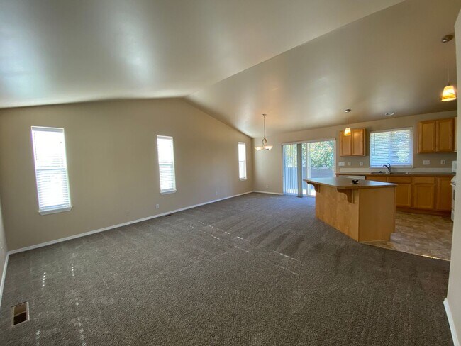 Building Photo - Beautiful Single-Level Home in Desirable NE Bend Community