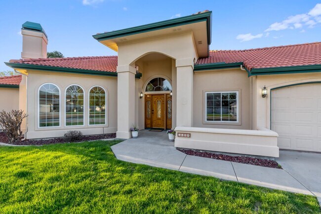 Building Photo - Spacious Mediterranean Style Home!