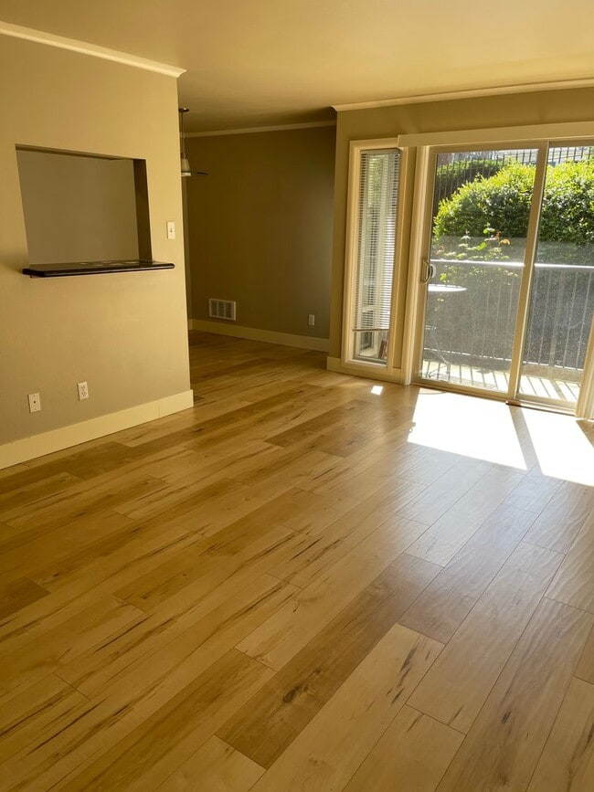 Building Photo - Location, Location!! Spacious Condo on Low...