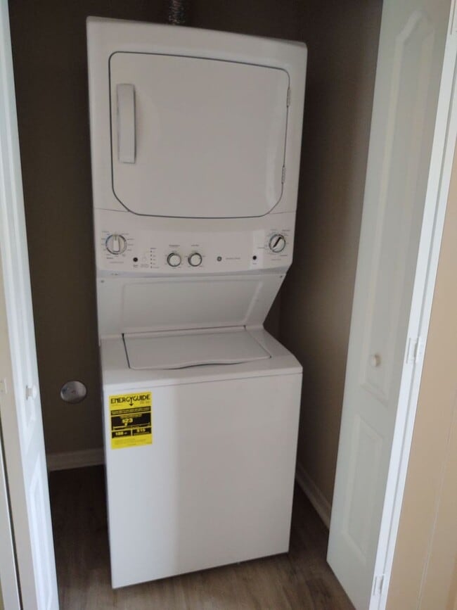 Building Photo - FIRST MONTHS RENT FREE WITH A ONE YEAR LEASE,2 BEDROOM 1 BATHROOM  INSIDE LAUNDRY AND PET FRIENDLY..