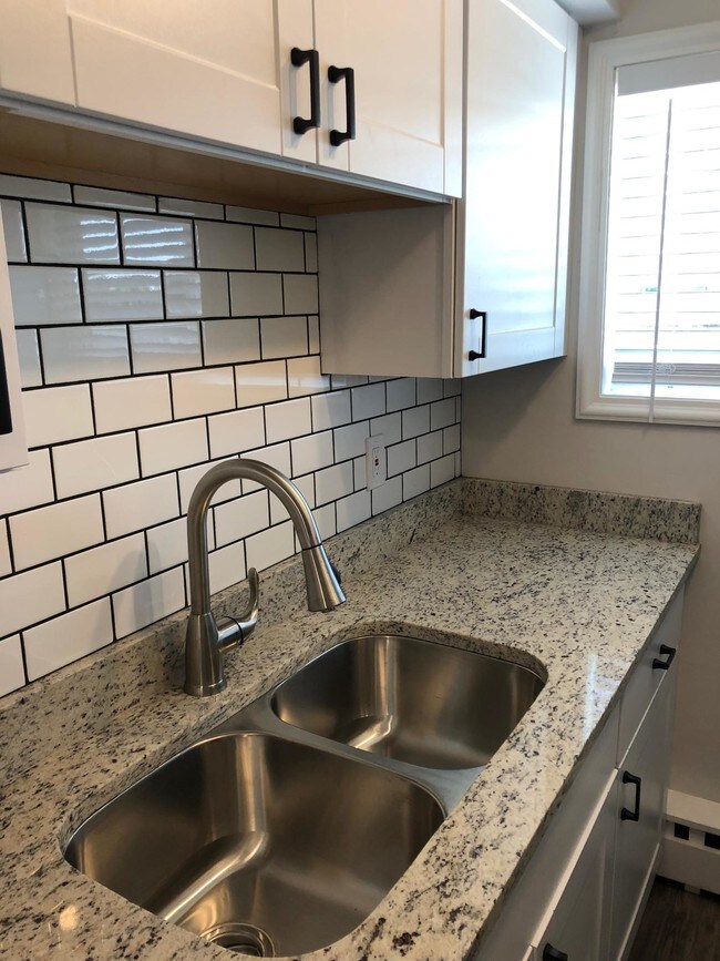 Foto del edificio - 689 Lowry Ave NE