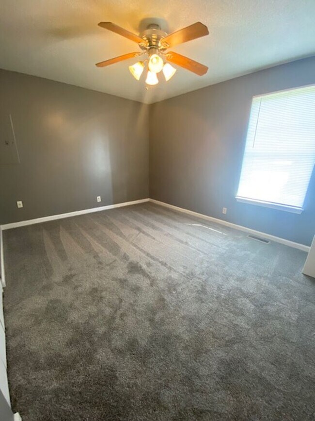 Foto del edificio - Like New & Move in Ready